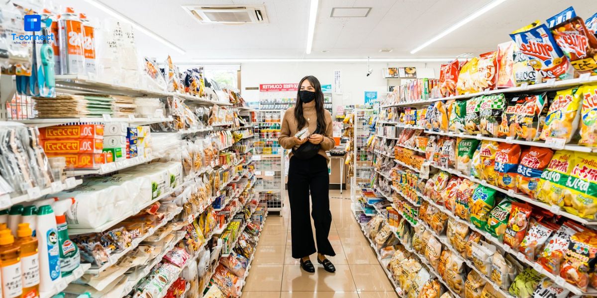 Mua đồ ăn tiết kiệm tại cửa hàng tiện lợi