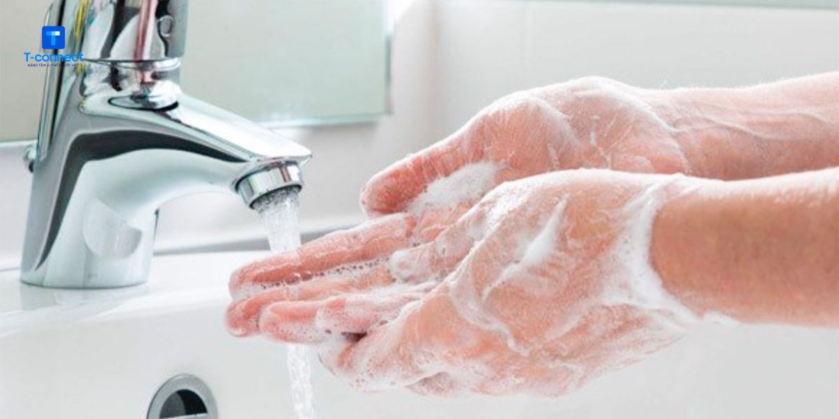 Rửa tay thường xuyên để tránh nguy cơ lây nhiễm