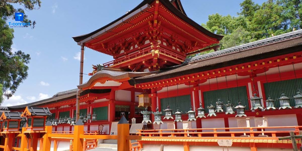 Đền Kasuga Taisha với màu đỏ đặc trưng thu hút nhiều khách du lịch