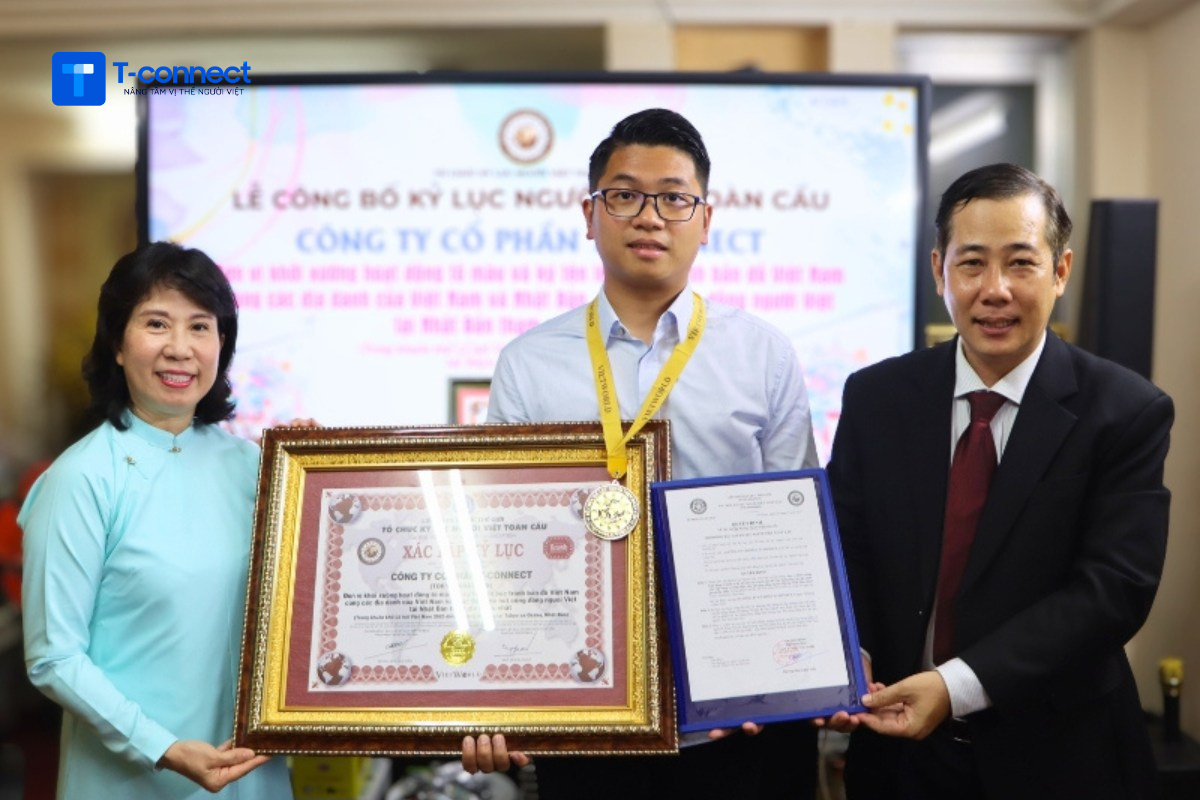 CEO Nguyễn Hửu Tín đại diện cho T-connect nhận xác lập kỷ lục