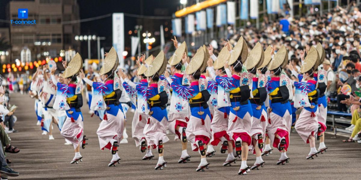 Điệu múa Bon Odori được thể hiện trước hàng ngàn người