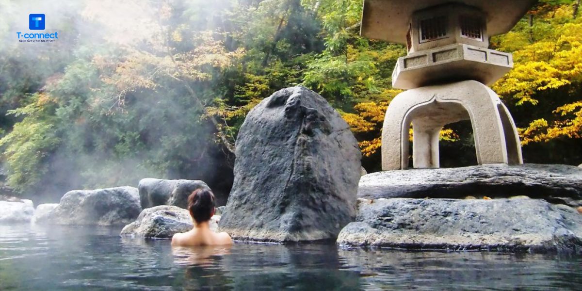 Tắm onsen là một trong những trải nghiẹm nên thử khi đến Nhật Bản